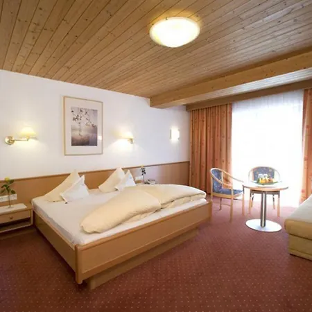 ホテル Kraeuterhotel Hochzillertal 4*