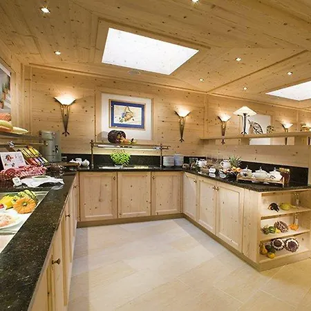 ホテル Kraeuterhotel Hochzillertal 4*